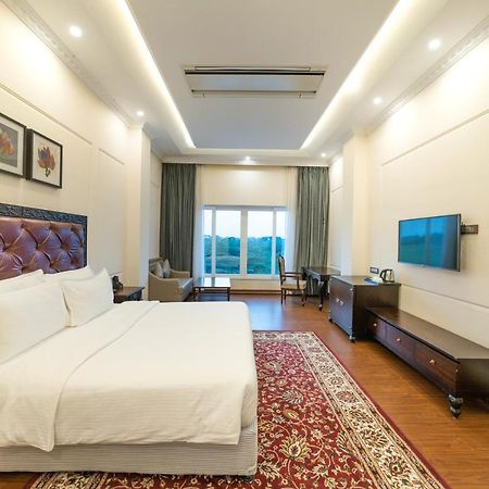 Fairway Golf & Lake Resort Naya Raipur Exterior foto